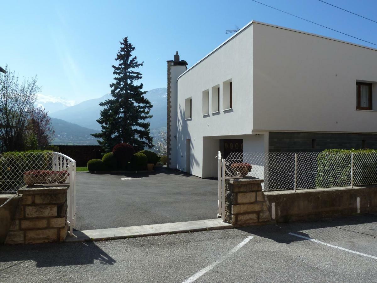 Vue Sur Les Montagnes *